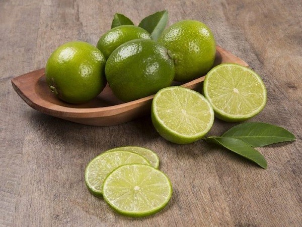 Cắt lát chanh tươi đặt ở góc phòng để khử mùi ẩm mốc hiệu quả