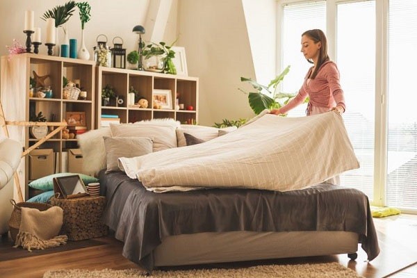 Thường xuyên vệ sinh và giữ gìn phòng ngủ sạch sẽ, khô thoáng để tránh ẩm mốc