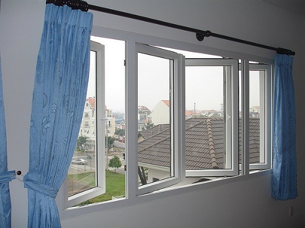 Mở cửa sổ phòng ngủ để tăng cường lưu thông không khí và giảm ẩm mốc