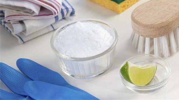 Hỗn hợp baking soda và giấm - cách tự nhiên xử lý ẩm mốc phòng ngủ