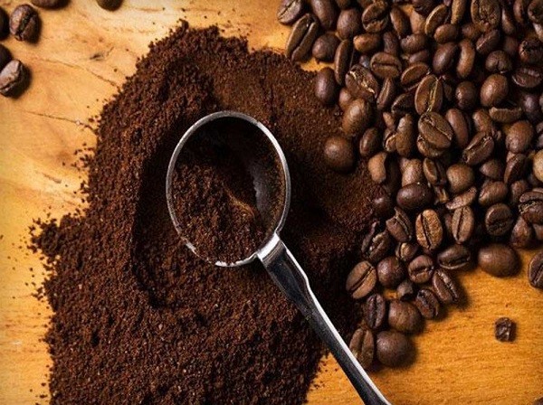 Đặt bã cà phê trong túi nhỏ để khử mùi ẩm mốc khó chịu trong phòng ngủ