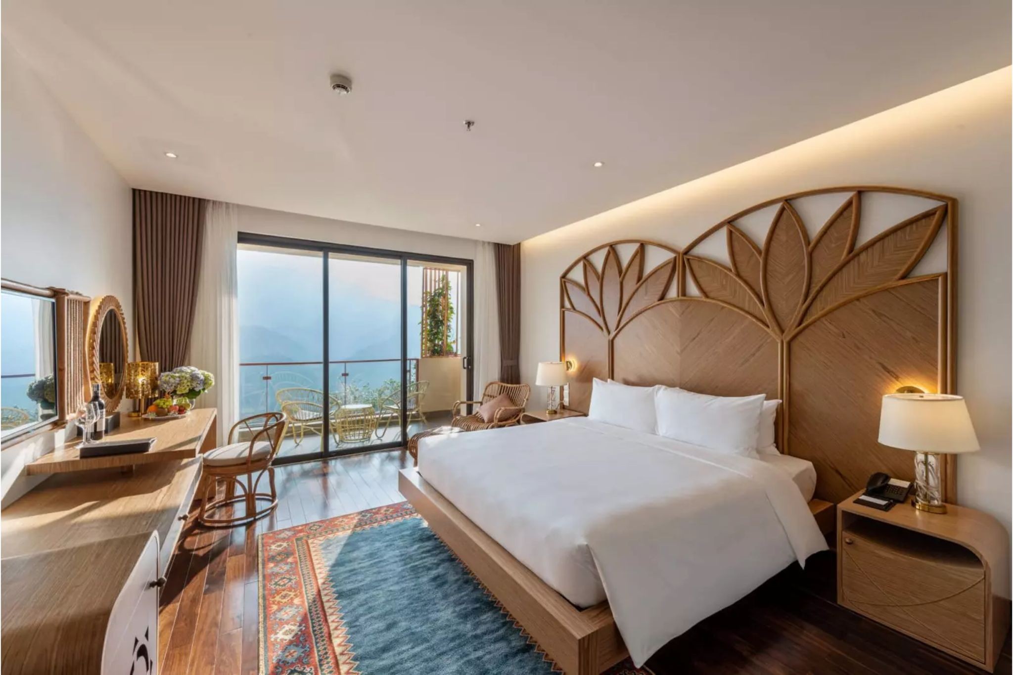 Không gian phòng Deluxe khách sạn với khu vực tiếp khách riêng