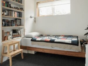 Thiết kế phòng ngủ 8 mét vuông với giường bục và ngăn kéo