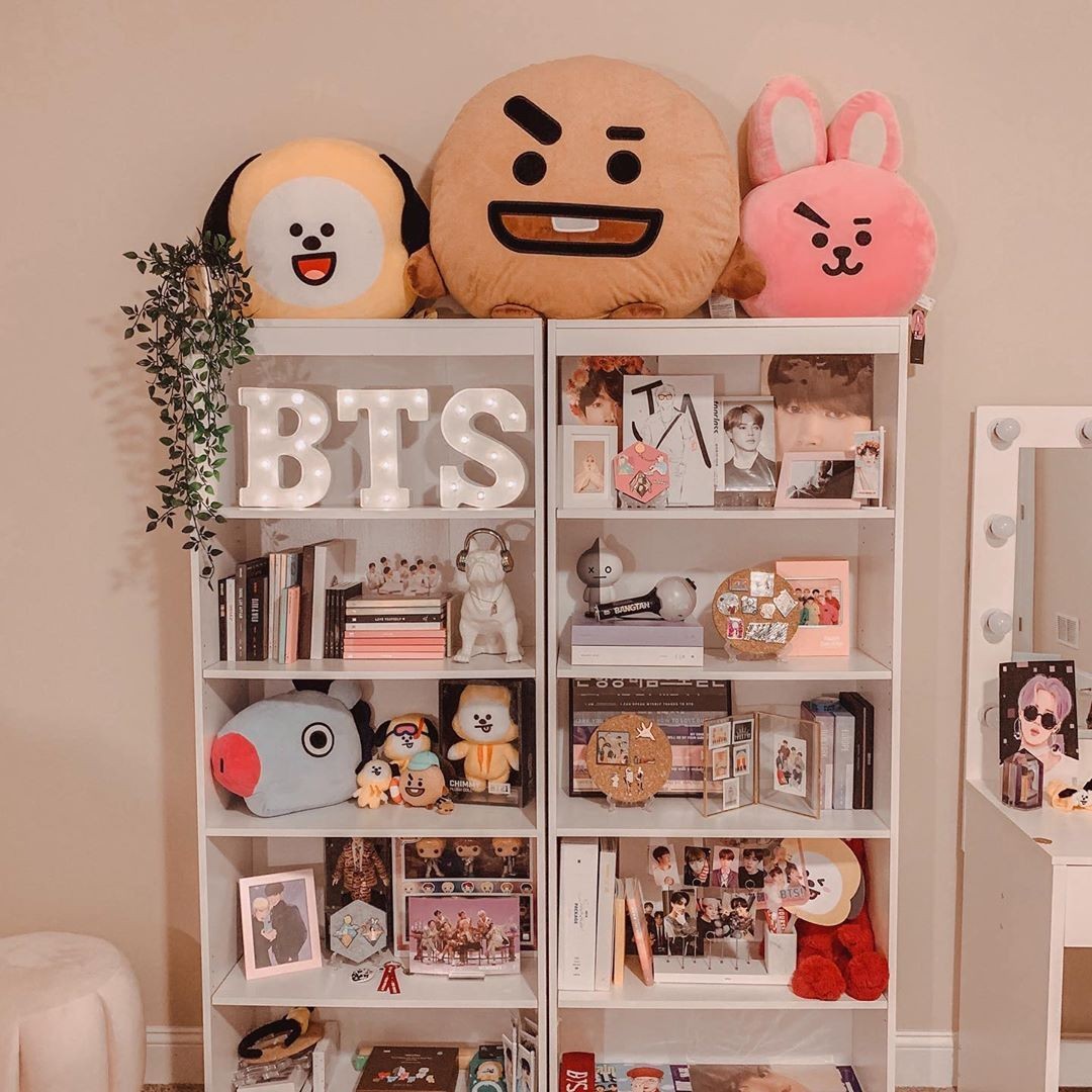 Phòng ngủ tràn ngập vật phẩm BTS: thảm treo tường, poster, album, lightstick, chăn