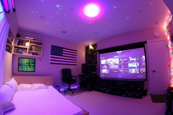 Phòng ngủ gaming với tường màu hồng pastel