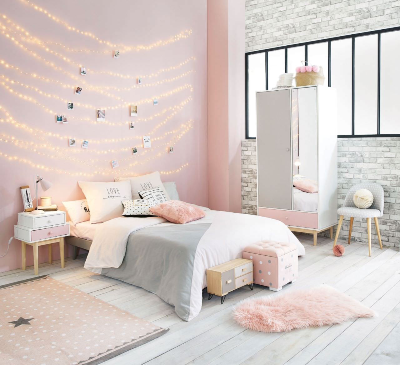 Phòng ngủ nổi bật hơn nhờ trang trí dây đèn led kết hợp ảnh độc đáo