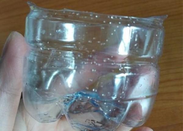 Cắt đáy chai nhựa để làm dụng cụ trồng tỏi thủy canh