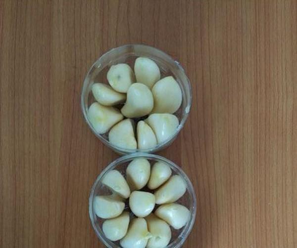 Bóc vỏ và ngâm tép tỏi trong nước trước khi trồng