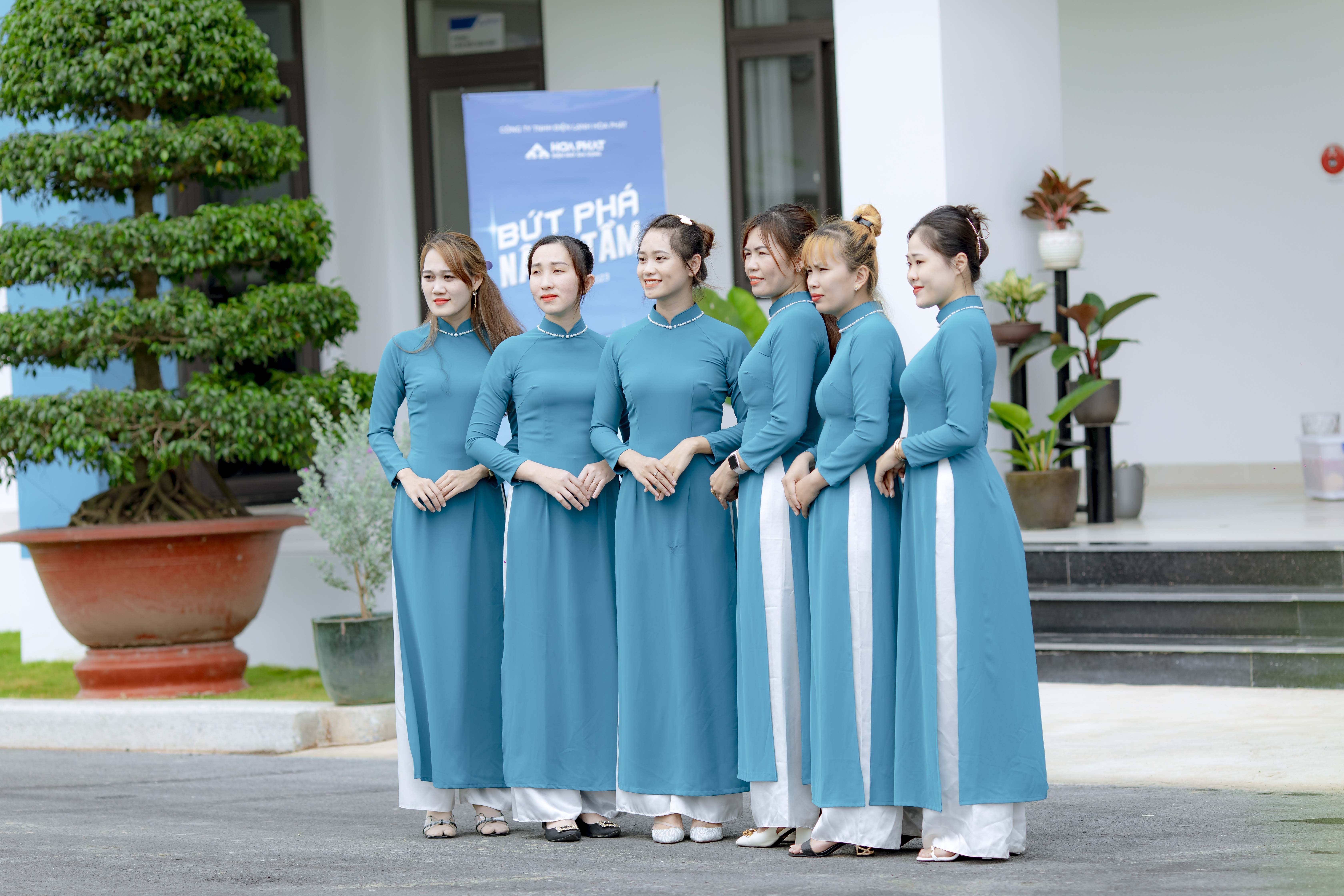 Đội ngũ lễ tân chào đón khách tham quan Nhà máy Hòa Phát
