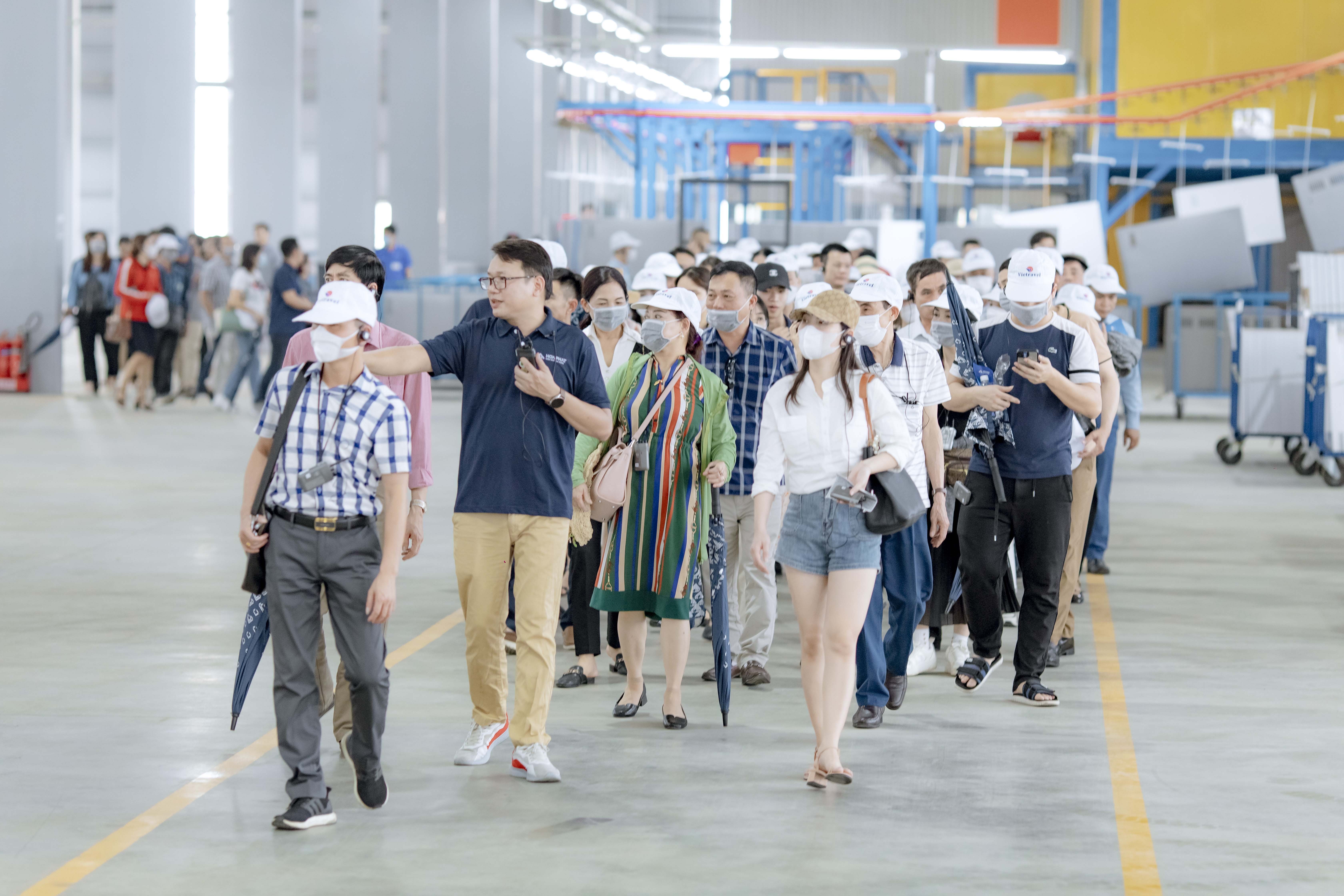 Khách tham quan được trang bị bộ đàm và thuyết minh chi tiết về quy trình sản xuất