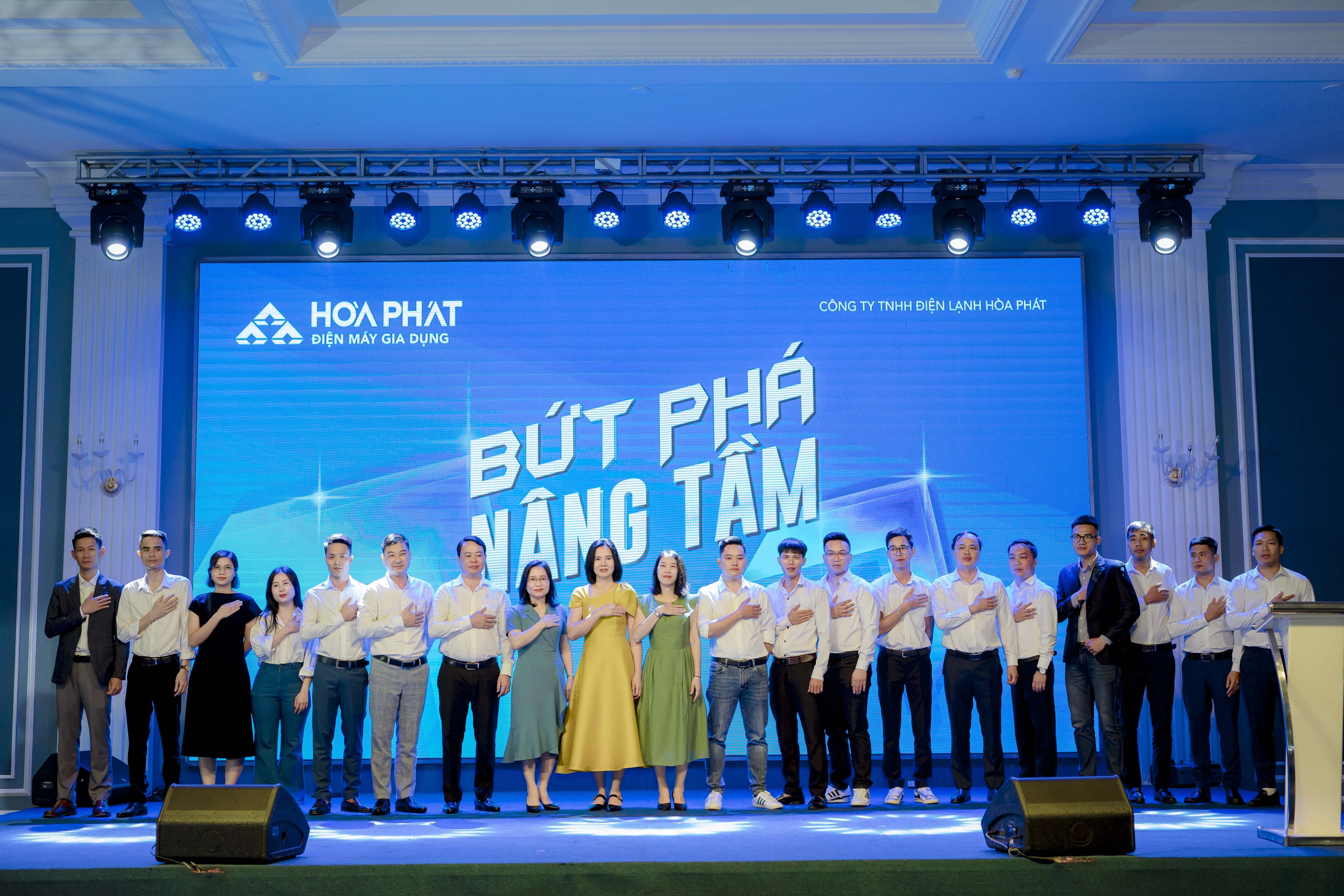 Hình ảnh khách hàng và nhân viên Hòa Phát giao lưu tại buổi tiệc Gala Dinner