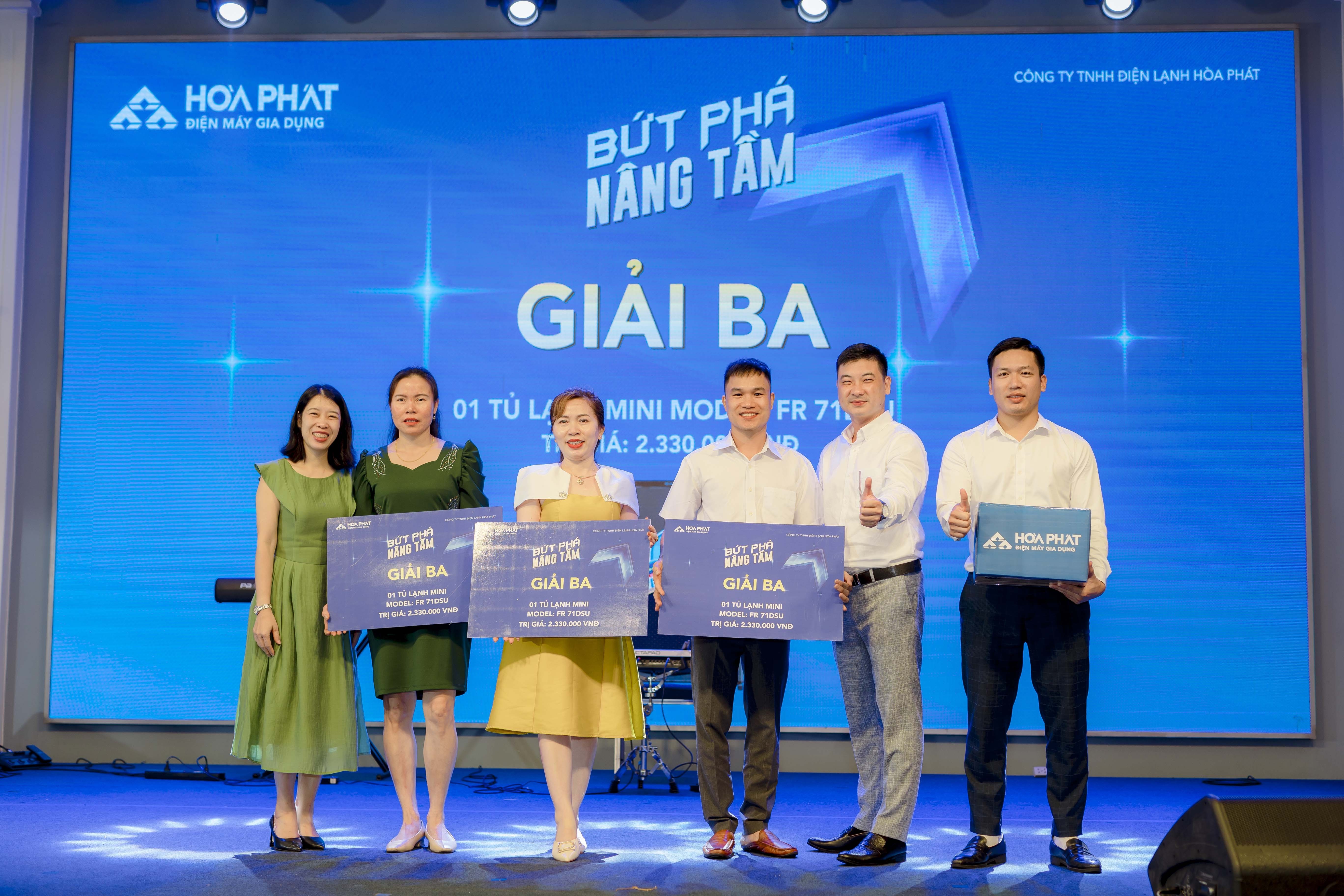 Không khí thân mật giữa đại lý và nhân viên Hòa Phát