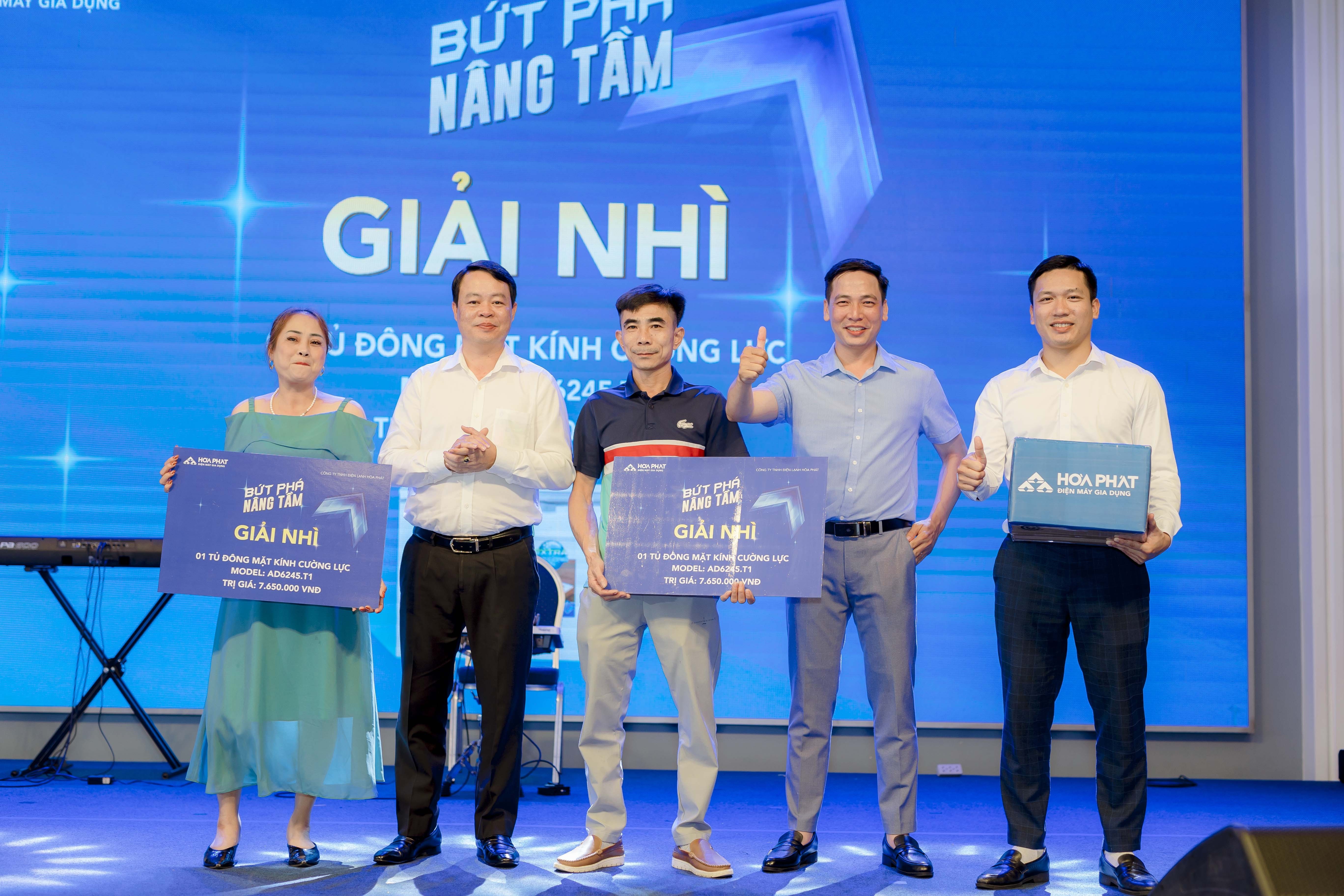 Đại diện Điện lạnh Hòa Phát chụp ảnh cùng các nhà phân phối