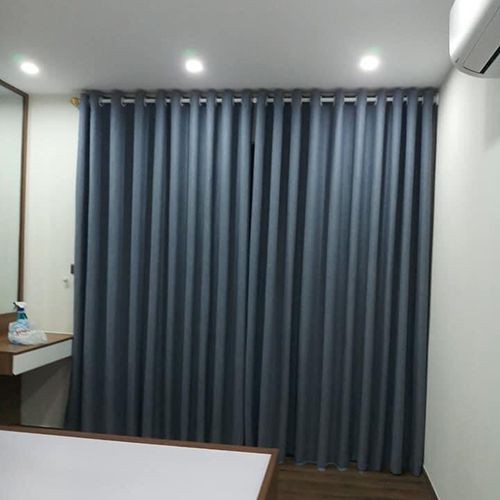 Kiểu rèm vải 1 lớp đơn giản lắp đặt cho cửa ra vào phòng ngủ, tiện lợi che sáng nhẹ