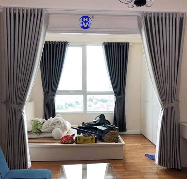 Rèm vải màu xanh dương ngăn cách phòng khách và phòng ngủ, giữ nhiệt độ điều hòa
