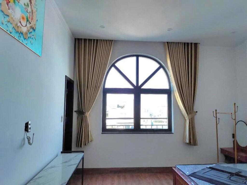 Rèm cửa sổ chống nắng phòng ngủ màu bạc sang trọng