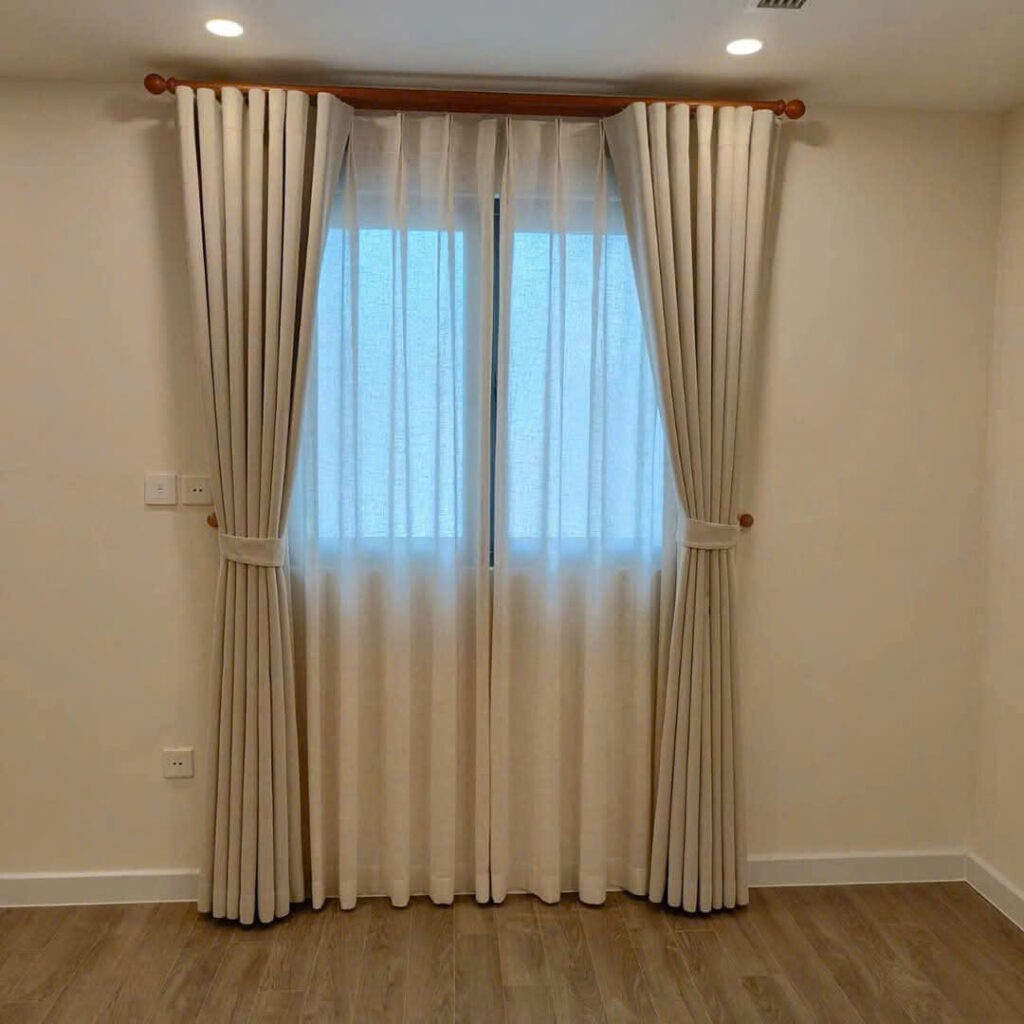 Rèm cửa sổ phòng ngủ chống nắng với họa tiết vân nổi tinh tế