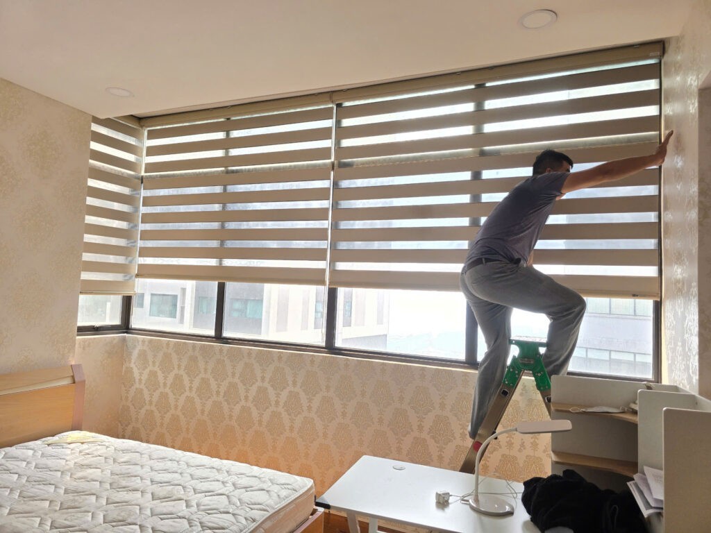 Rèm cầu vồng chống nắng hiện đại lắp đặt cho cửa sổ phòng ngủ