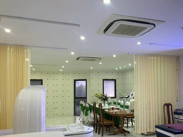 Rèm ngăn phòng bằng vải voan màu vàng nhạt, tạo không gian ấm áp, trang trí