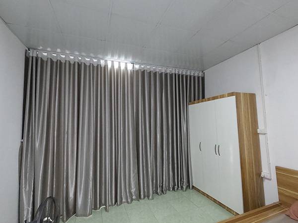 Hình ảnh rèm vải màu nâu sẫm ngăn phòng khách và phòng ngủ, lựa chọn giá rẻ