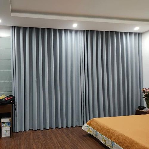 Rèm vải màu ghi hiện đại sử dụng cho khu vực cửa ra vào phòng ngủ