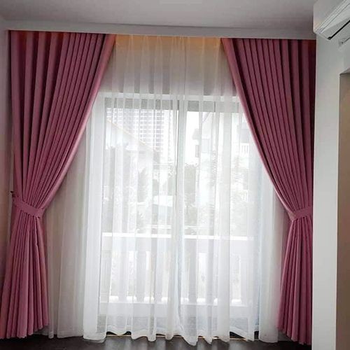 Rèm vải màu hồng dịu dàng trang trí cho cửa ra vào phòng ngủ