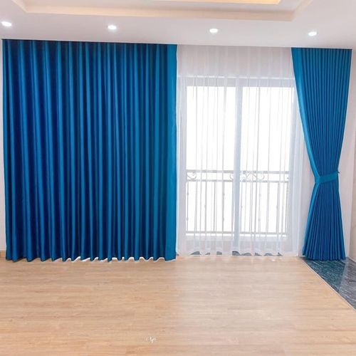 Rèm vải màu xanh trẻ trung phù hợp cho cửa ra vào phòng ngủ