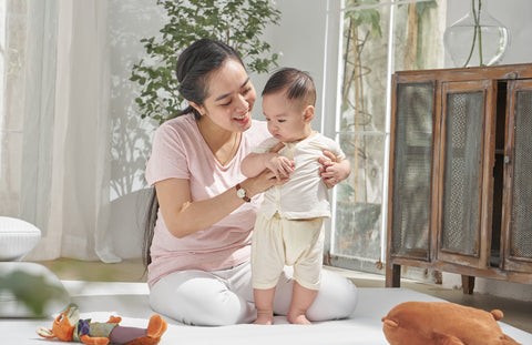 Trang trí phòng ngủ nệm dưới đất với tông màu trung tính, thảm lông tạo cảm giác ấm cúng