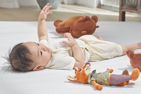 Không gian phòng ngủ nệm dưới đất an toàn cho trẻ nhỏ vui chơi