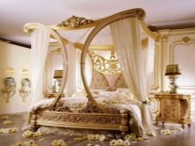 Đầu giường Baroque trang trí công phu với chi tiết mạ vàng