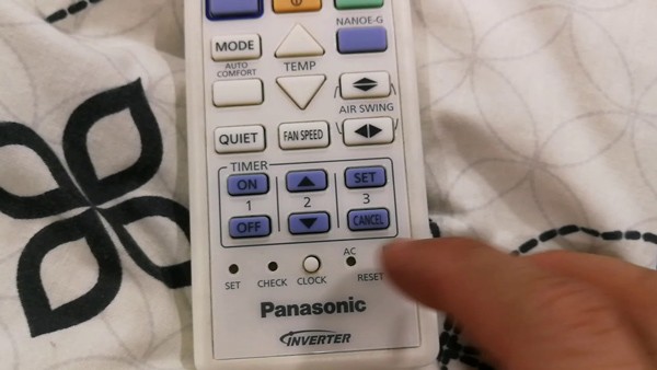 Hướng dẫn mở nắp pin ở mặt sau điều khiển máy lạnh Panasonic, các bước thay pin remote máy lạnh Panasonic