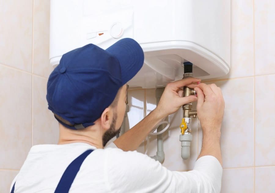 Người kỹ thuật viên đang kiểm tra bình nóng lạnh tại nhà