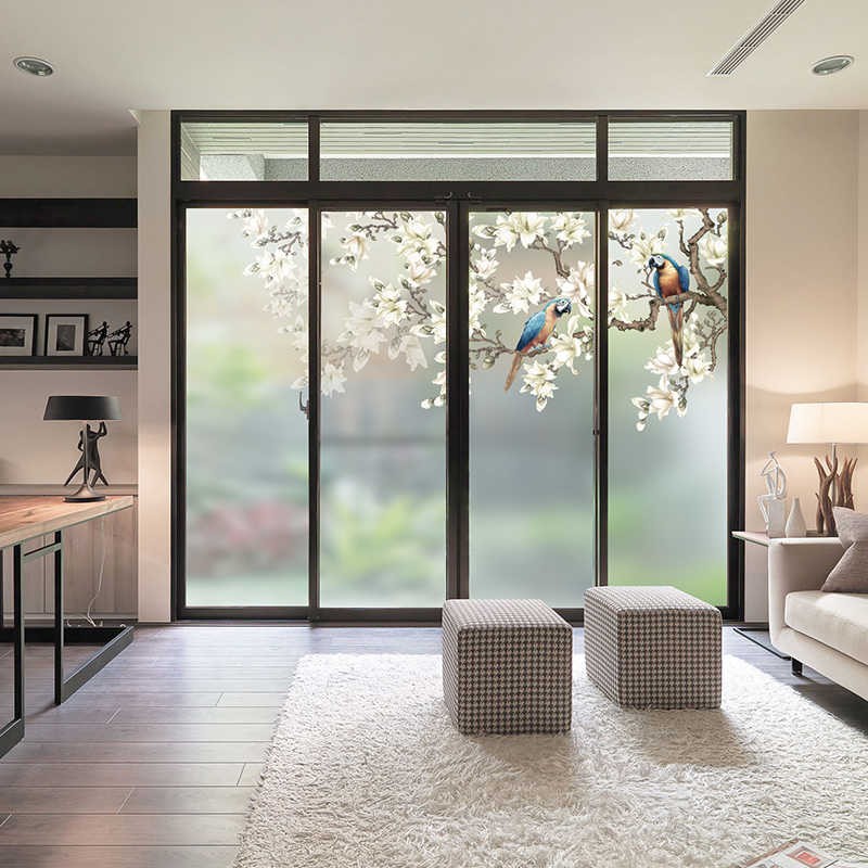 Cửa sổ phòng ngủ được trang trí bằng giấy dán kính che mờ và có họa tiết, tăng cường sự riêng tư.