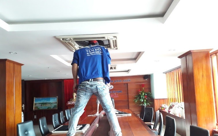Kỹ thuật viên vệ sinh máy lạnh tại Quận 1