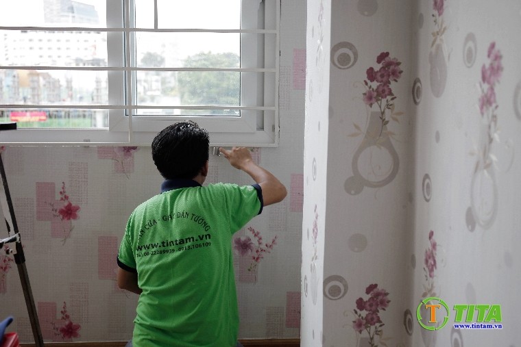 Thi công dán giấy dán tường hoa văn cho phòng ngủ vợ chồng tại căn hộ TPHCM