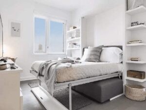 Thiết kế phòng ngủ 8 mét vuông với cửa sổ lớn và rèm sáng màu