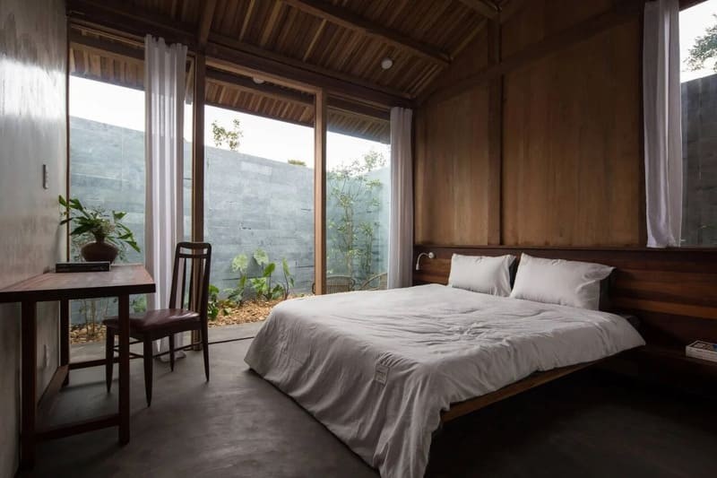 Thiết kế phòng ngủ cho người già với cửa sổ lớn hướng ra vườn, mang không khí tự nhiên vào nhà