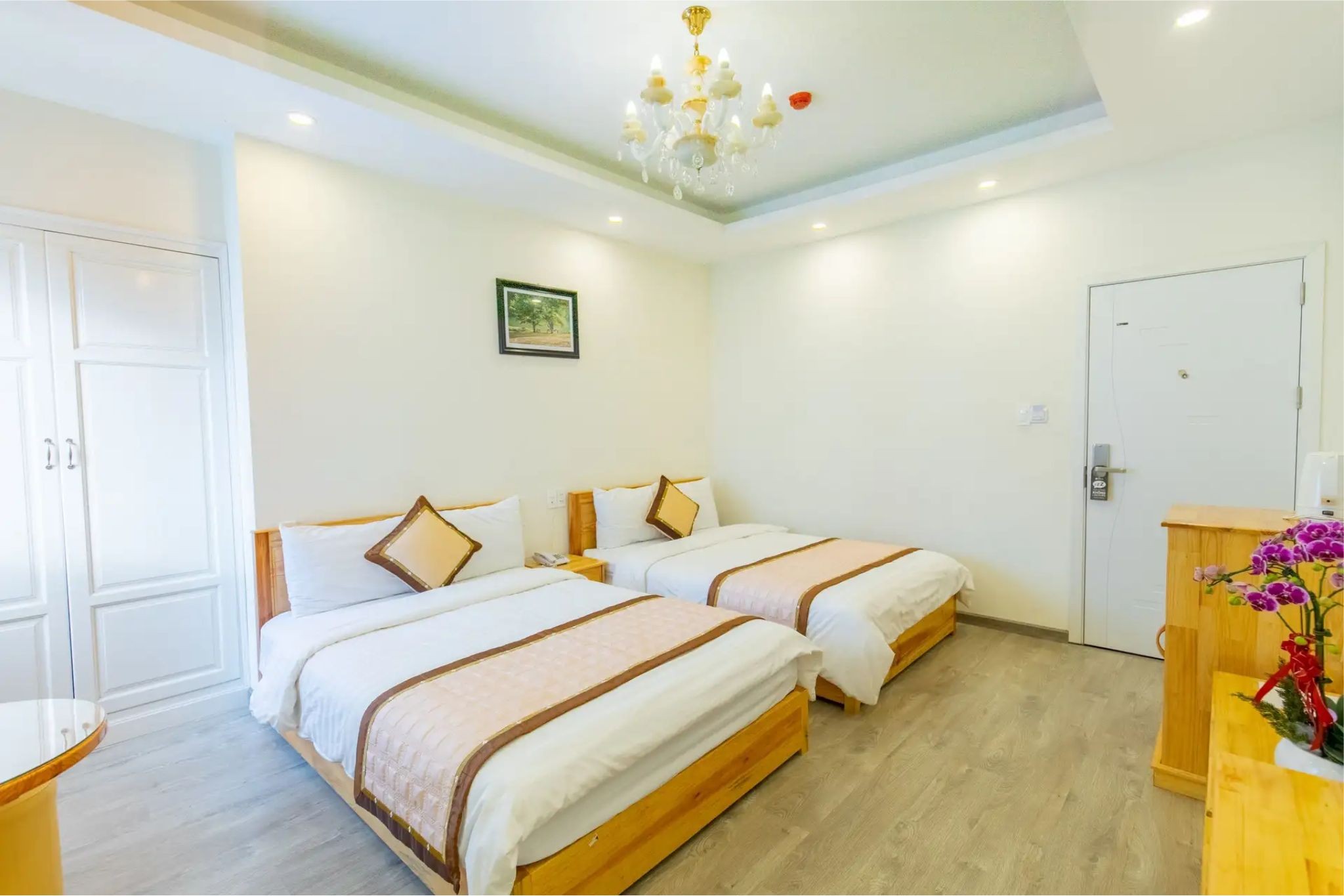 Nội thất phòng ngủ khách sạn 2 sao đơn giản, tiện nghi
