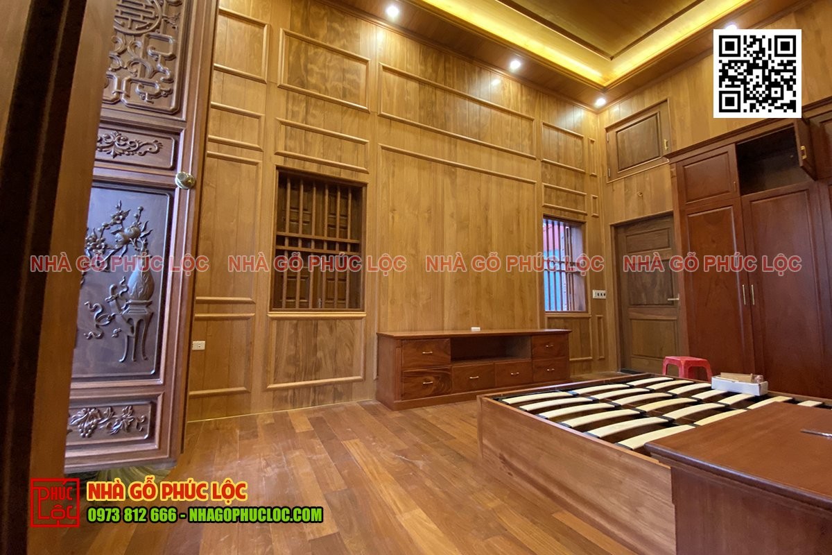 Phòng ngủ thoáng đãng với trần ốp gỗ Sồi tự nhiên
