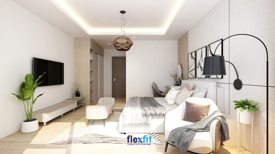 Đèn cây góc phòng và đèn chùm gỗ hoa, làm sáng bừng và tăng tính nghệ thuật cho phòng ngủ