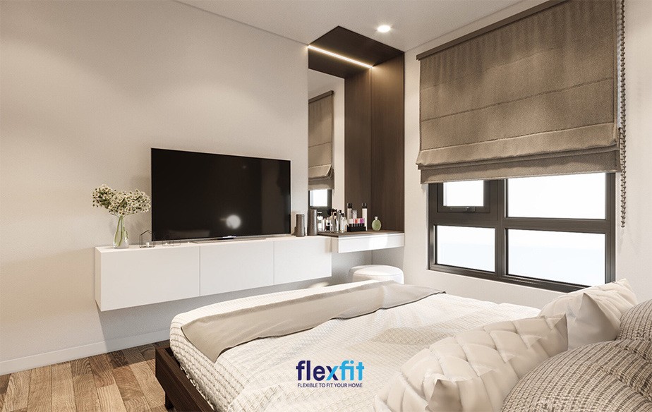 Rèm cửa vải màu nâu nhạt hài hòa với nội thất gỗ, giúp điều chỉnh ánh sáng hiệu quả trong phòng ngủ