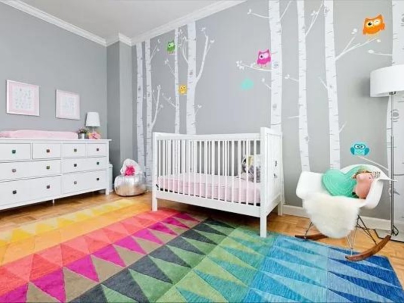 Bố trí tủ quần áo cạnh cũi trong phòng ngủ cho bé sơ sinh