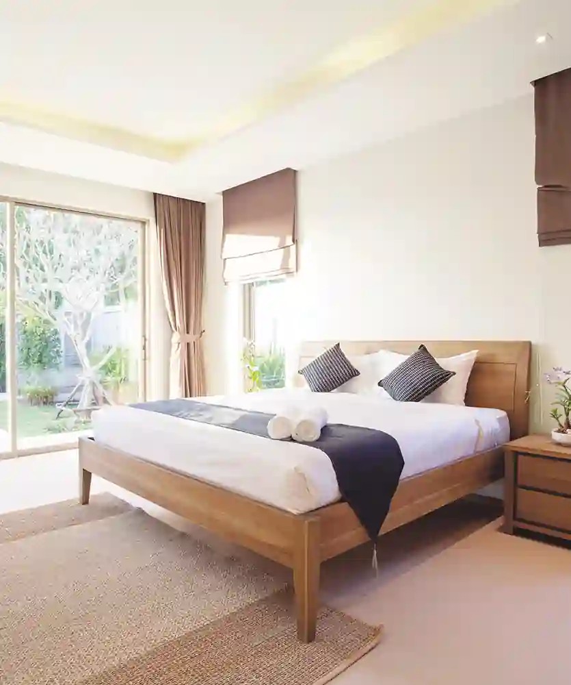 Trang trí phòng ngủ hiện đại bằng giấy dán tường vân đá hoặc trừu tượng