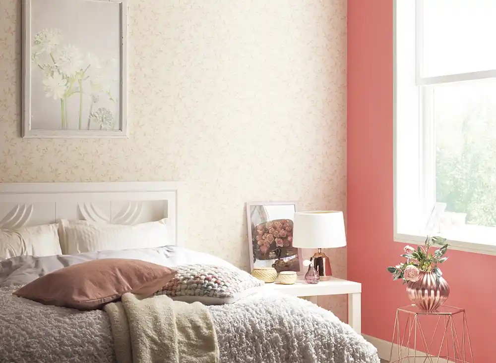 Ý tưởng trang trí phòng ngủ nữ tính với giấy dán tường màu hồng phấn