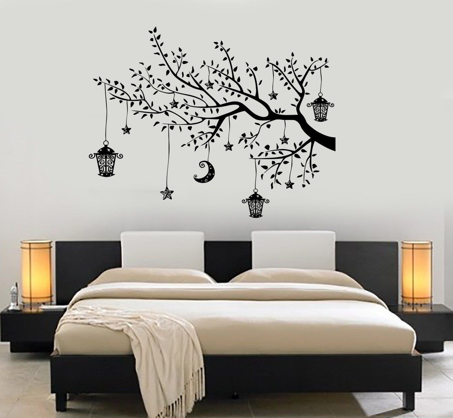 Phòng ngủ trang nhã với giấy dán tường màu xanh dương dịu nhẹ
