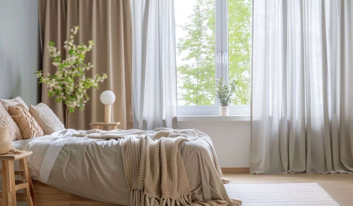 Rèm cửa màu kem phù hợp với không gian tổng thể phòng ngủ bình dân