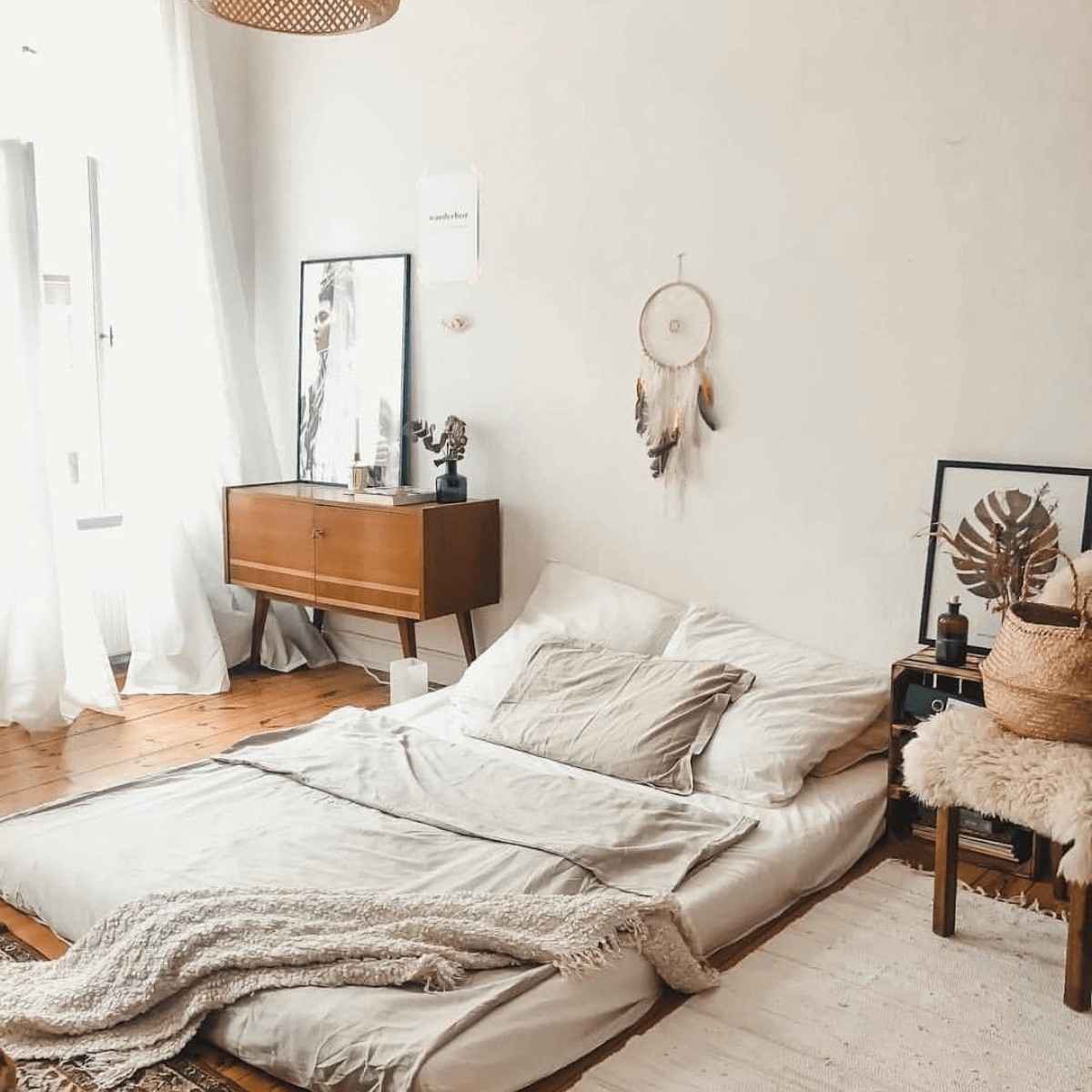 Trang trí phòng ngủ nhỏ không giường cho nữ theo phong cách Vintage lãng mạn