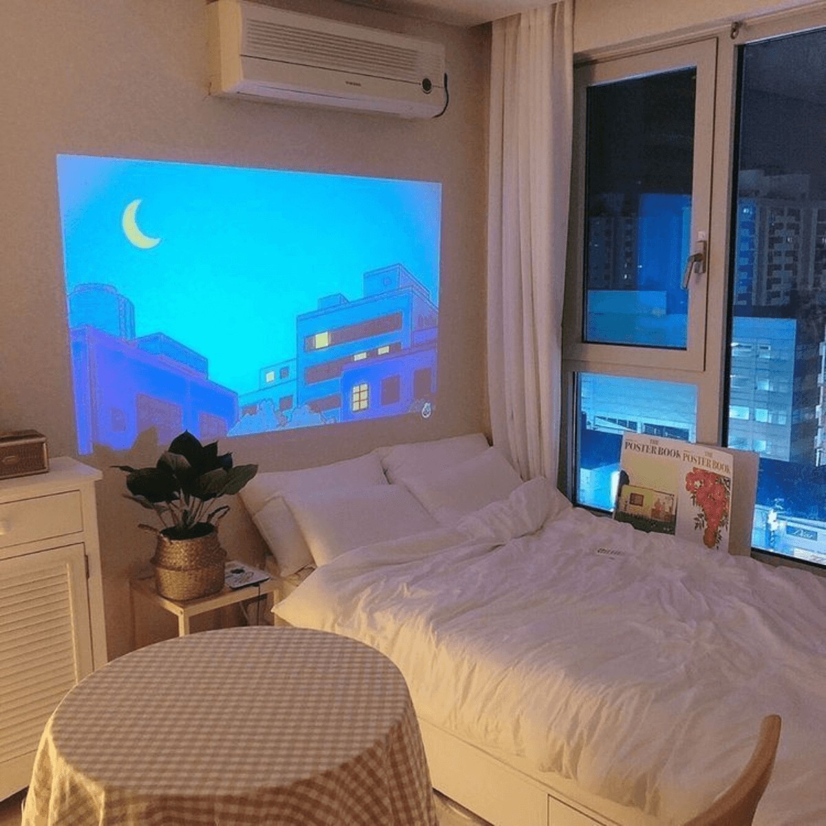 Phòng ngủ nhỏ không giường cho nữ với máy chiếu tạo không gian giải trí độc đáo