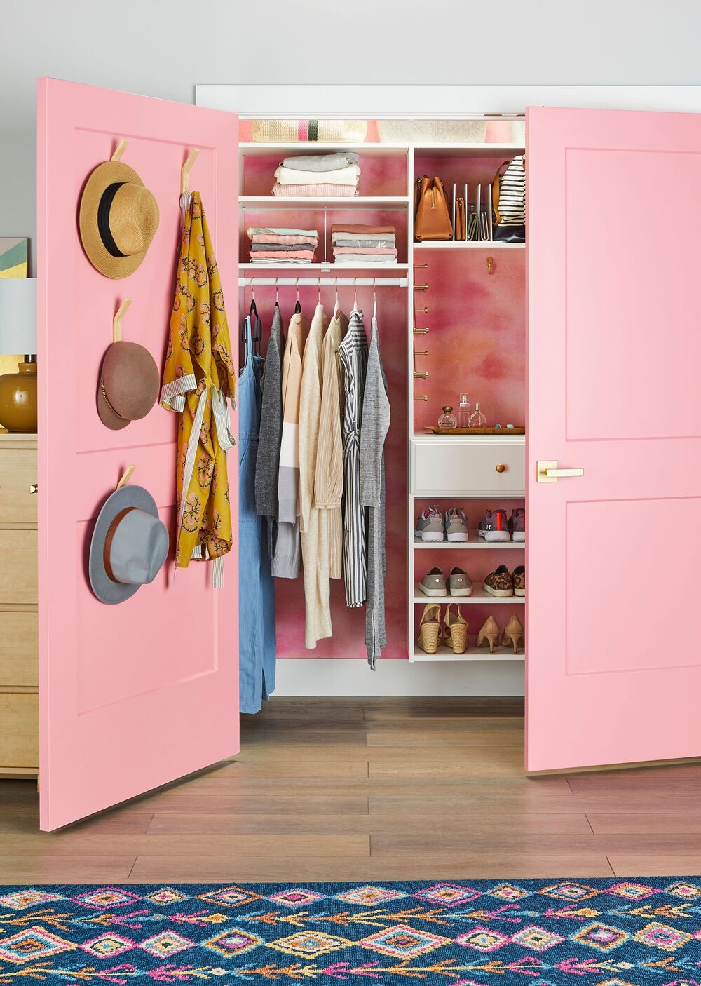 Mẫu tủ quần áo trắng hồng kết hợp kệ tủ trang trí đẹp, ấn tượng