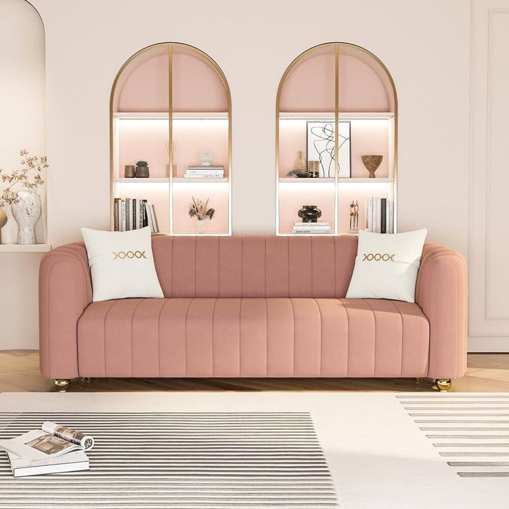 Bộ sofa màu hồng tạo điểm nhấn cuốn hút cho phòng ngủ, đồng thời làm tôn lên phong cách và cá tính của chủ nhân